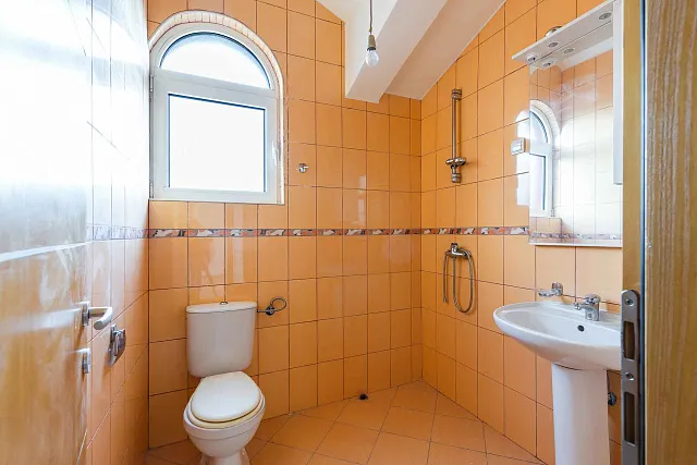 Geräumige Drei-Zimmer-Wohnung in einem Sechs-Parteien-Haus in der Nähe des Strandes Jaz. — photo 6